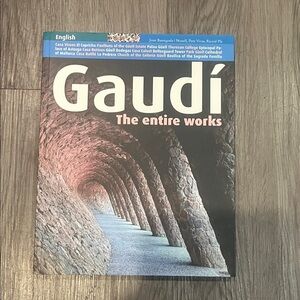 Gaudí: The Entire Works Book